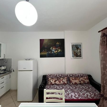 Vivi La Tua Vacanza Con L'Appartamento 1 Di Ervin! Enjoy Your Holiday With Ervin'S Apartment 1! Vlore Bagian luar foto
